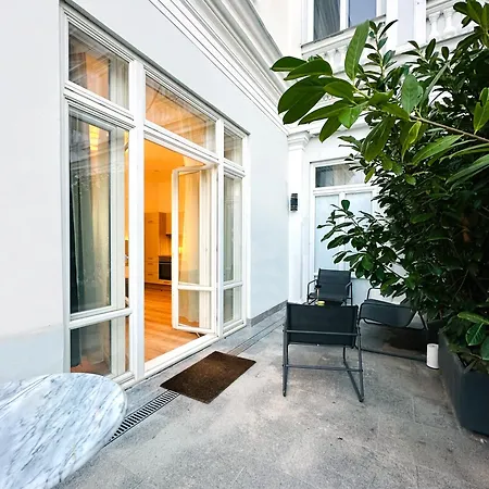 Romana With Terrace & Private Entrance