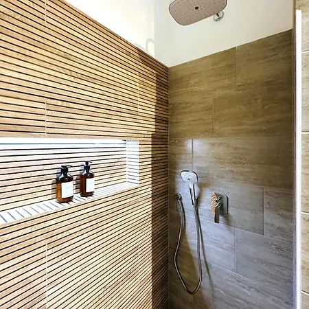 Romana With Terrace & Private Entrance 아파트