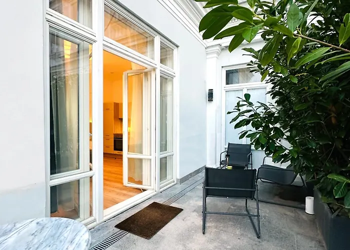 Romana With Terrace & Private Entrance